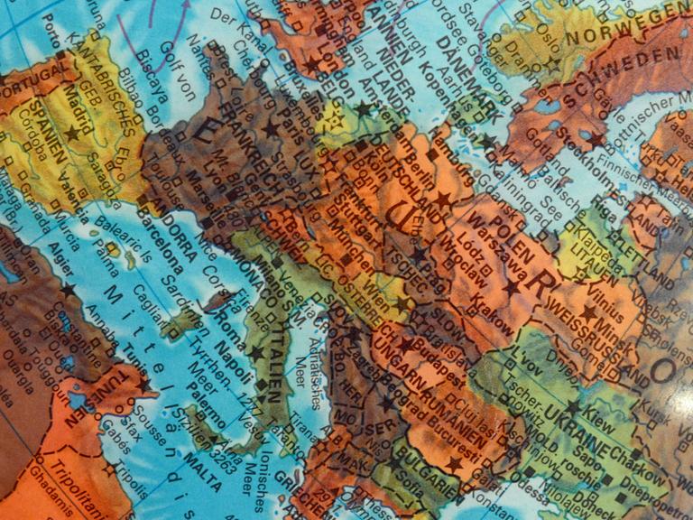Europa auf einem geografischen Globus