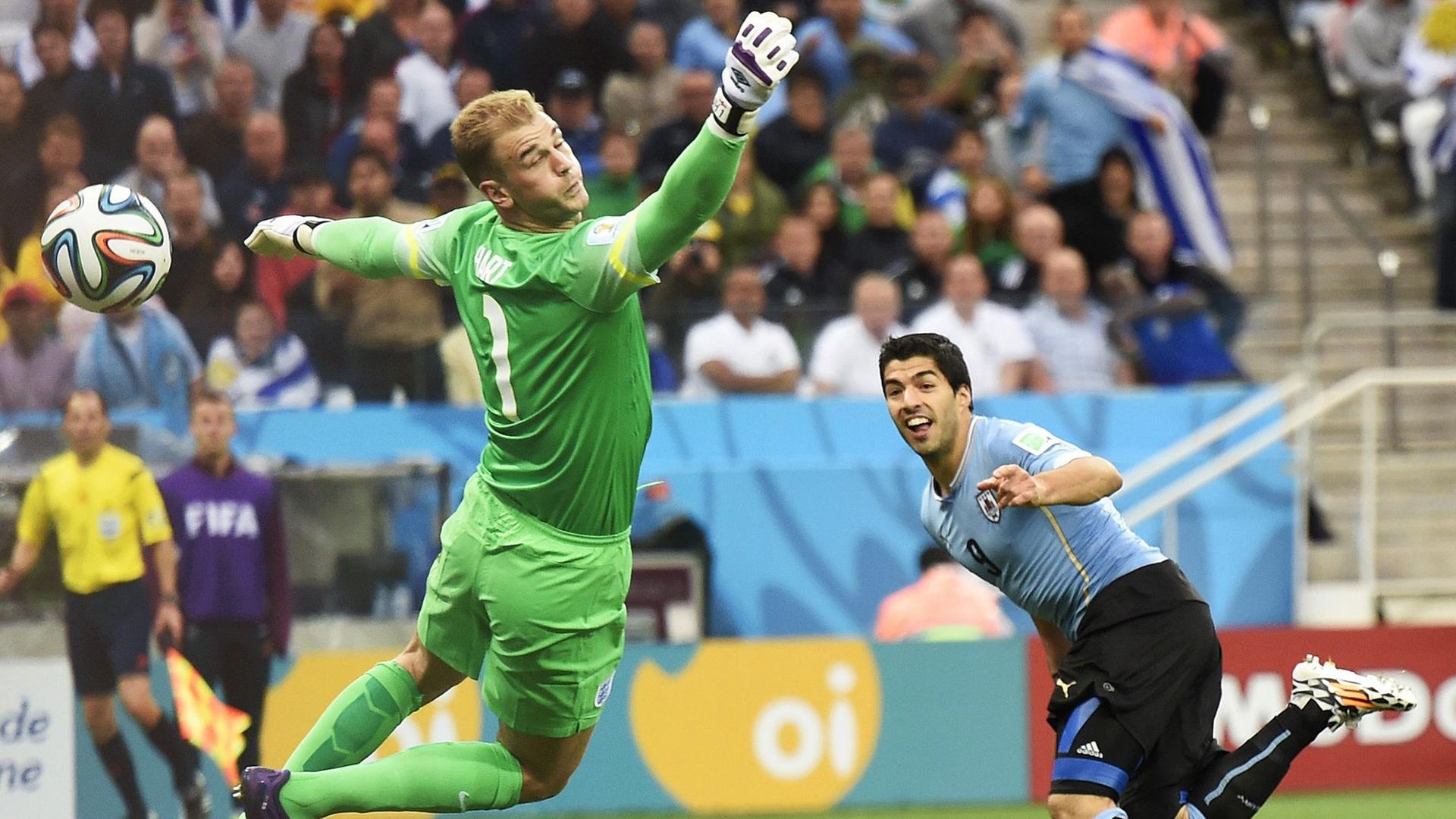 Uruguay gegen England - Luis Suarez erzielt den Siegtreffer zum 2:1 Uruguay gegen England - Luis Suarez erzielt den Siegtreffer zum 2:1