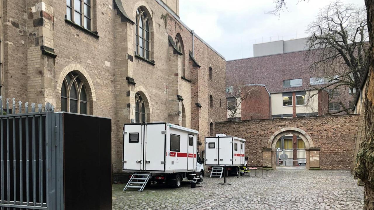 Zwei Busse des Kölner Gesundheitsamts, rot-weiß beschriftet wie Krankenwagen, stehen auf dem Platz hinter der katholischen Kirche St. Peter unweit des Neumakts. Drogensüchtige können hier hygienische Konsumräume nutzen und sauberes Spritzbesteck erhalten. Zwei Busse des Kölner Gesundheitsamts, rot-weiß beschriftet wie Krankenwagen, stehen auf dem Platz hinter der katholischen Kirche St. Peter unweit des Neumakts. Drogensüchtige können hier hygienische Konsumräume nutzen und sauberes Spritzbesteck erhalten.