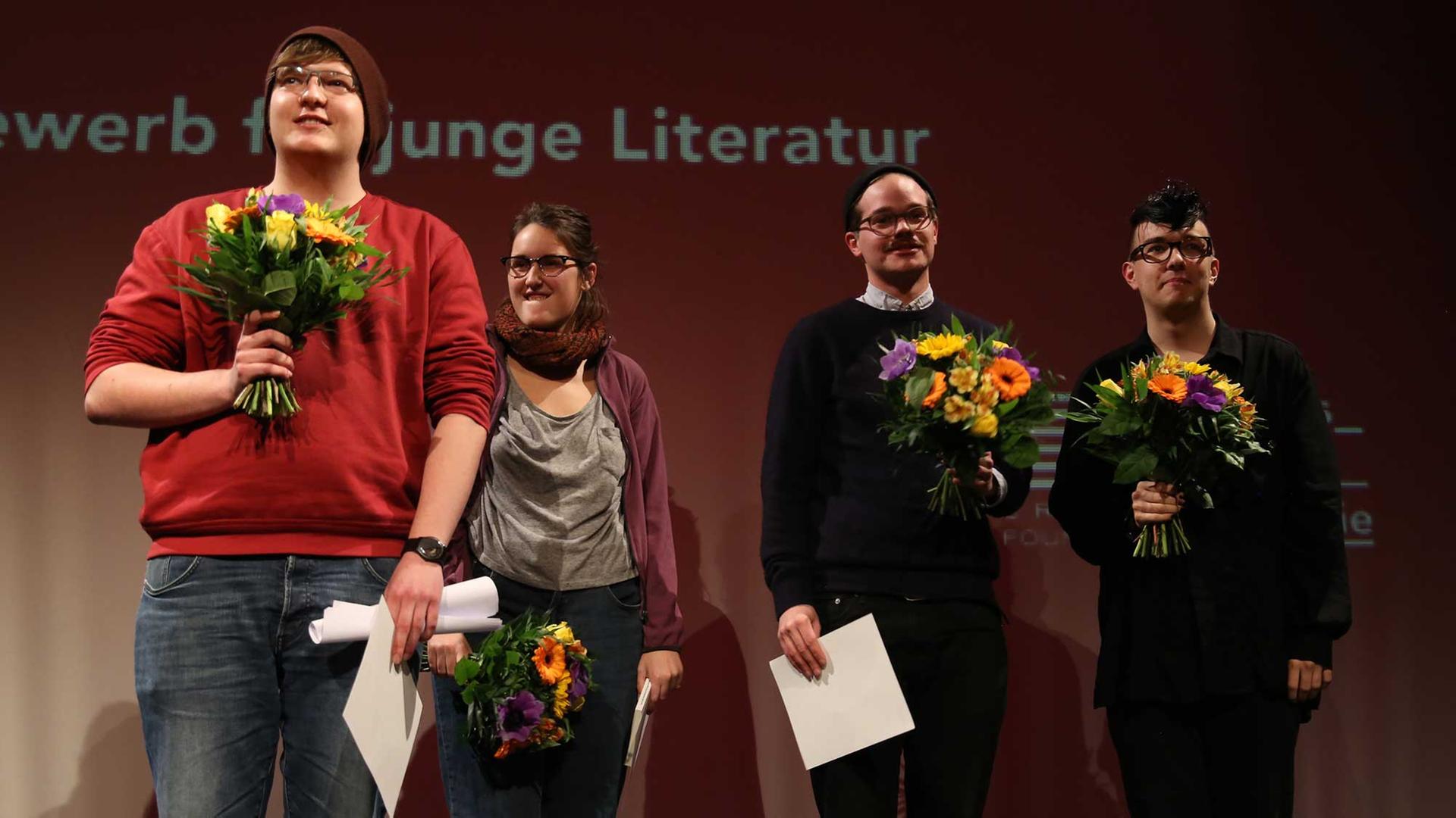 Die Gewinner des Open Mike 2016: Thilo Dierkes, Sandra Burkhardt, Benjamin Quaderer und Rudi Nuss (Preis der "taz"-Publikumsjury) (v.l.) Die Gewinner des Open Mike 2016: Thilo Dierkes, Sandra Burkhardt, Benjamin Quaderer und Rudi Nuss (Preis der "taz"-Publikumsjury) (v.l.)