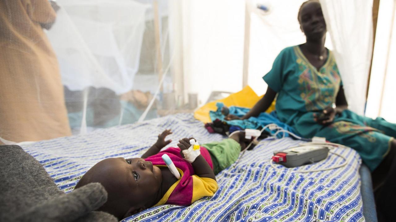 Ein krankes Kind liegt in einem Krankenhaus der Ärzte ohne Grenzen in Malakal im Südsudan.
