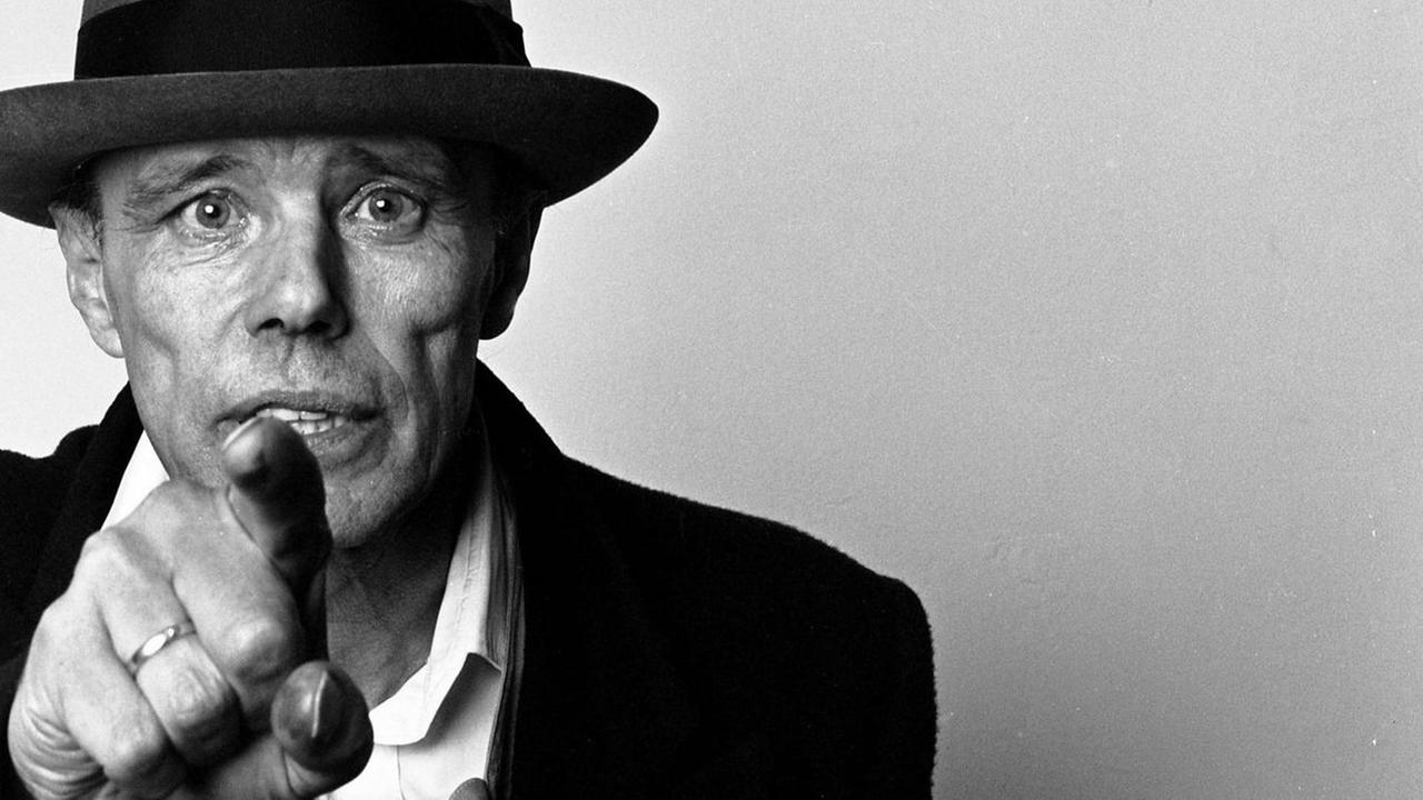 Der Künstler Joseph Beuys in einer Aufnahme von etwa 1985 Der Künstler Joseph Beuys in einer Aufnahme von etwa 1985