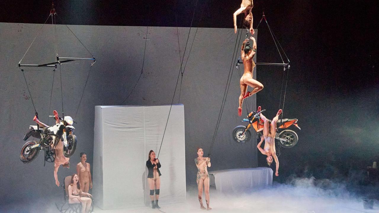Tänzerinnen stehen und schweben während der Performance "Tanz" der österreichischen Choreografin Florentina Holzinger auf der Bühne. Tänzerinnen stehen und schweben während der Performance "Tanz" der österreichischen Choreografin Florentina Holzinger auf der Bühne.