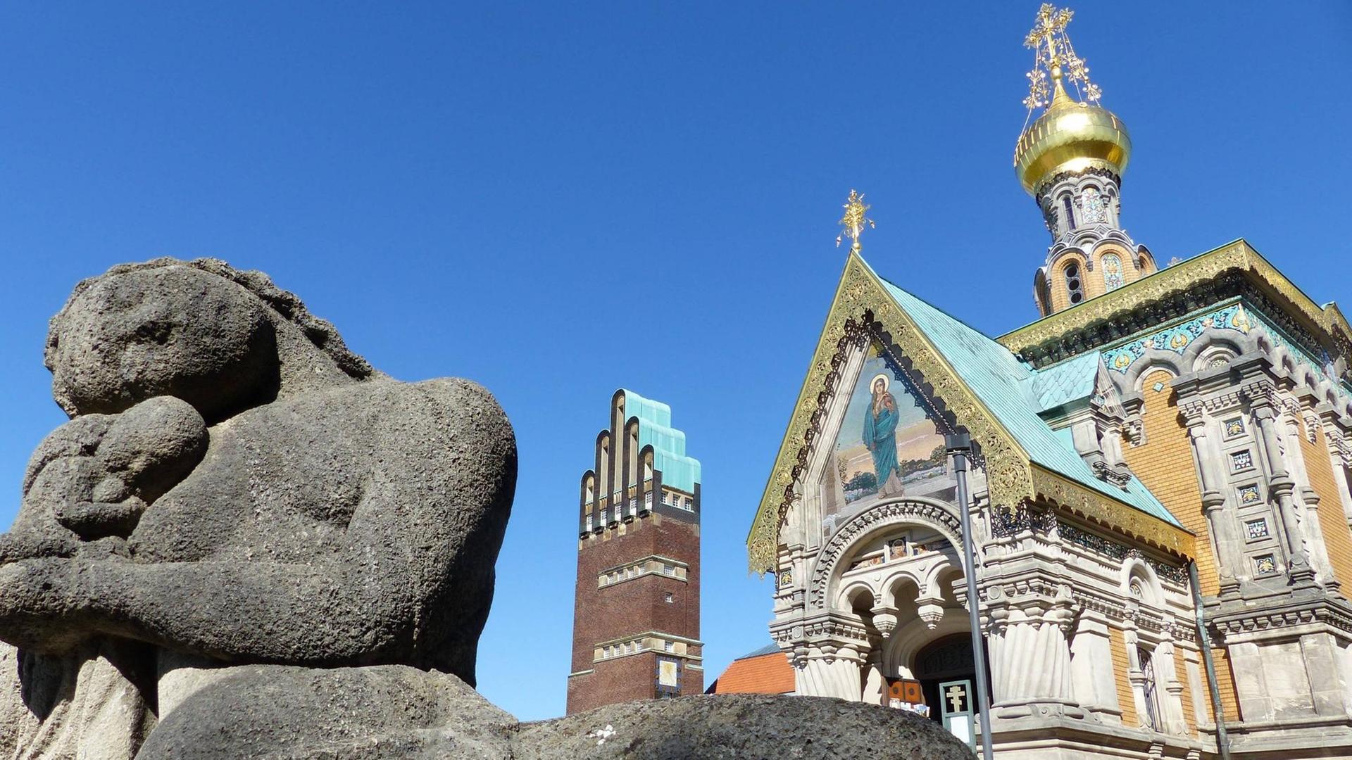 Inmitten des Ensembles auf der Mathildenhöhe steht eine russische Kapelle. Inmitten des Ensembles auf der Mathildenhöhe steht eine russische Kapelle.