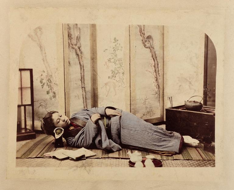 Schlafende Geisha auf einer Fotografie von Kōzaburō Tamamura (1856-1923)