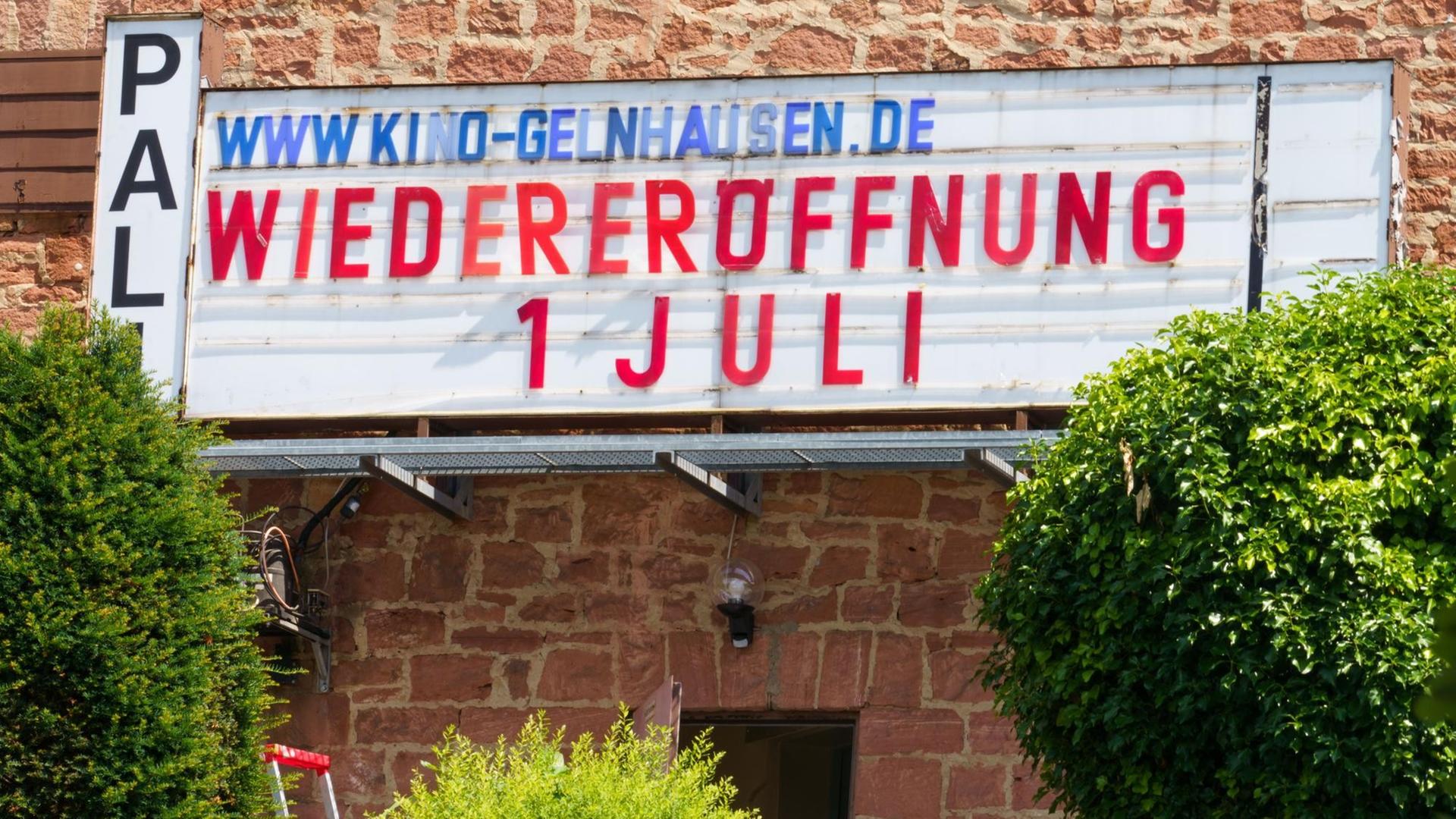 "Wiedereröffnung 1. Juli" steht an der Ankündigungstafel eines Kinos, das wegen der Corona-Pandemie seit Monaten geschlossen ist. "Wiedereröffnung 1. Juli" steht an der Ankündigungstafel eines Kinos, das wegen der Corona-Pandemie seit Monaten geschlossen ist.