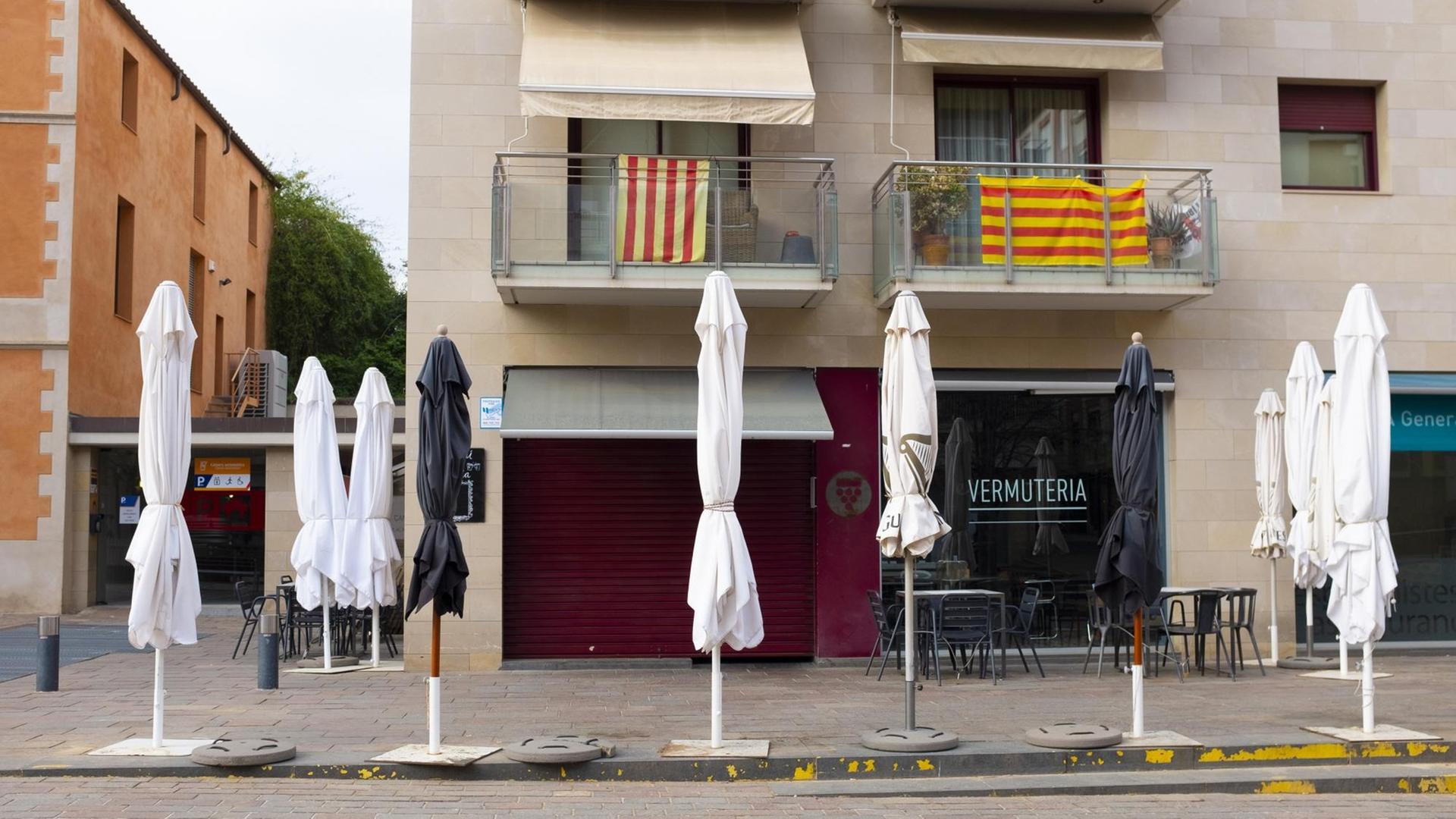 Bars and Restaurants sind geschlossen, die Sonnenschirme eingeklappt auf den Straßen von Cugat del Valles, einer normalerweise geschäftigen Stadt mit rund 90.000 Einwohnern außerhalb Barcelonas. Bars and Restaurants sind geschlossen, die Sonnenschirme eingeklappt auf den Straßen von Cugat del Valles, einer normalerweise geschäftigen Stadt mit rund 90.000 Einwohnern außerhalb Barcelonas.