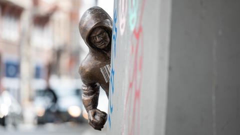 Eine Bronzestatue eines Sprayers steht am Rödingsmarkt in Hamburg.