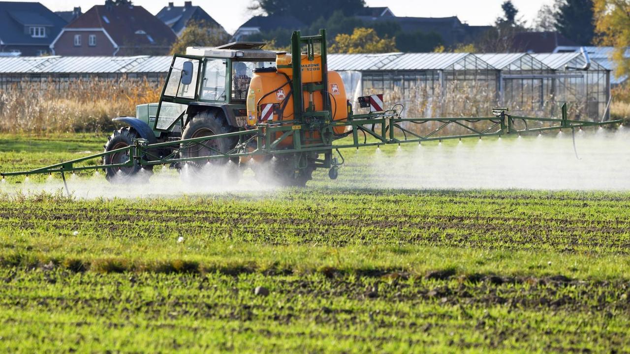 Einsatz von Pflanzenschutzmitteln auf einem Feld in Hamburg, Deutschland Einsatz von Pflanzenschutzmitteln auf einem Feld in Hamburg, Deutschland