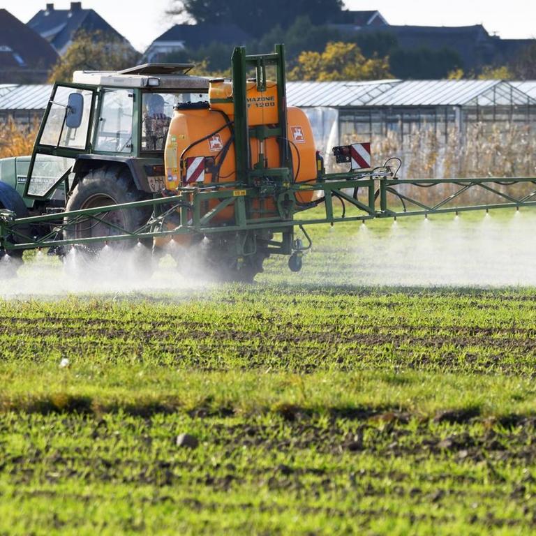 Einsatz von Pflanzenschutzmitteln auf einem Feld in Hamburg, Deutschland 