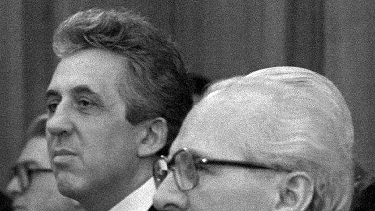 Schwarz-weiß-Nahaufnahme von Egon Krenz, links im Bild und Erich Honecker, rechts im Bild, von der Seite, gucken nach links Schwarz-weiß-Nahaufnahme von Egon Krenz, links im Bild und Erich Honecker, rechts im Bild, von der Seite, gucken nach links