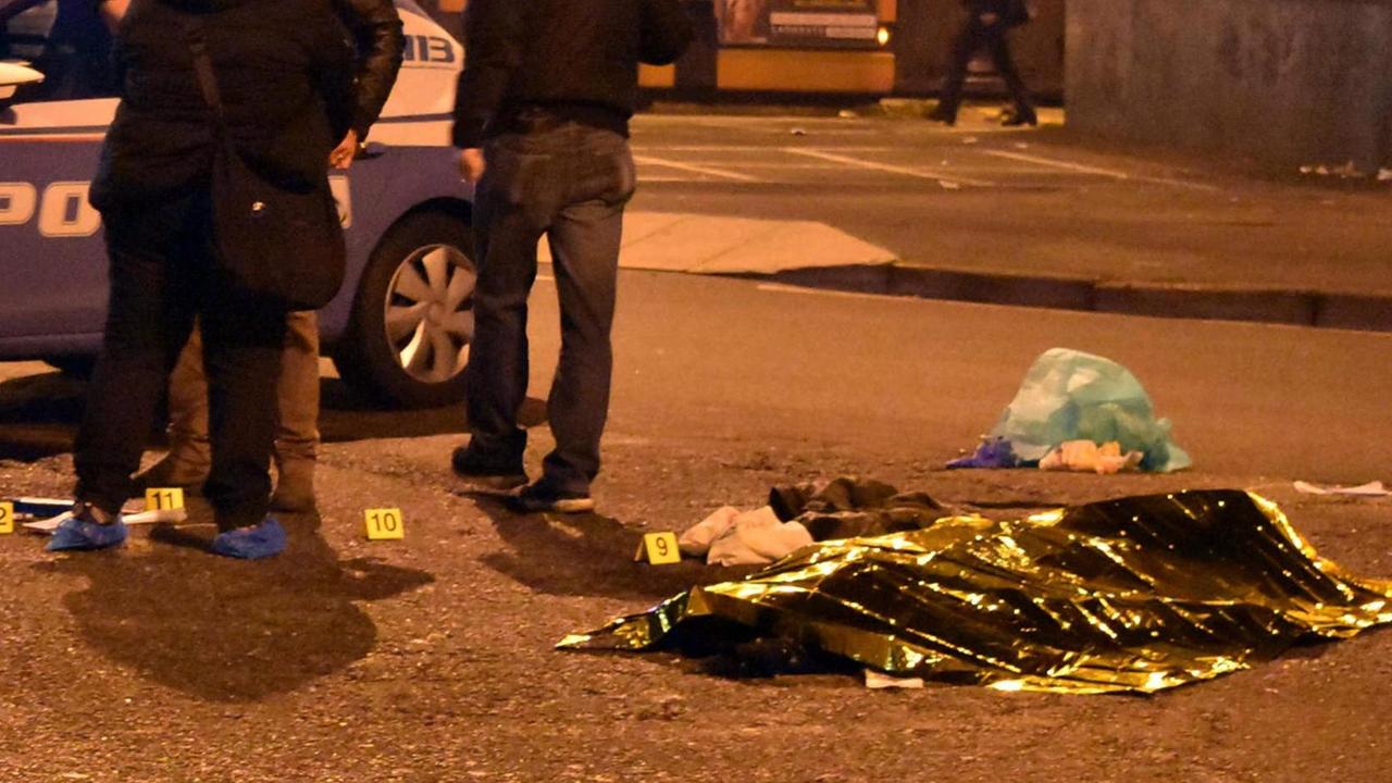 Polizisten neben der Leiche des mutmaßlichen Attentäters von Berlin. Polizisten neben der Leiche des mutmaßlichen Attentäters von Berlin.