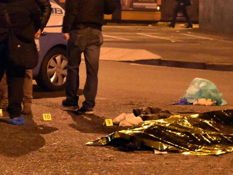 Polizisten neben der Leiche des mutmaßlichen Attentäters von Berlin.