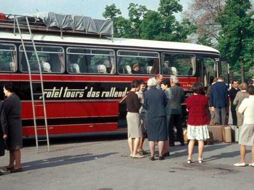 Touristen vor einem Reisebus im Jahr 1968 auf dem Weg nach Griechenland