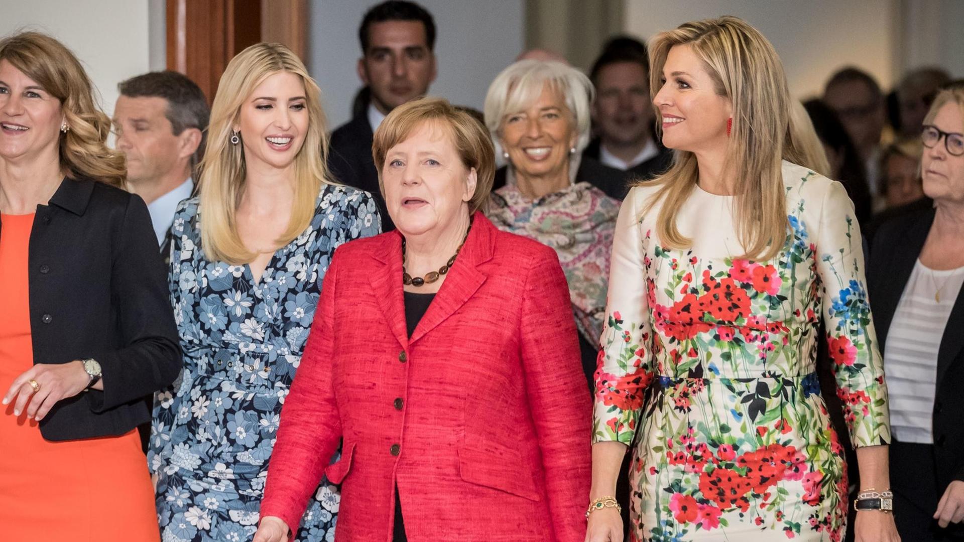 Ivanka Trump, die Tochter und Beraterin des US-Präsidenten (2.v.l) kommt neben Stephanie Bschorr (l) , der Vorsitzenden der Woman20 Germany, sowie neben der niederländische Königin Maxima (r), Bundeskanzlerin Angela Merkel (CDU, M) sowie IWF-Chefin Christine Lagarde am 25.04.2017 in Berlin zum Woman 20 Dialogue Gipfel zur Stärkung von Frauen teil. Ziel der Veranstaltung im Rahmen der G20 Präsidentschaft Deutschlands ist es, Frauen in eine bessere wirtschaftliche Lage zu versetzen, ihnen mehr Chancen auf dem Arbeitsmarkt zu verschaffen sowie eine größere Beteiligung am Unternehmertum zu ermöglichen. Ivanka Trump, die Tochter und Beraterin des US-Präsidenten (2.v.l) kommt neben Stephanie Bschorr (l) , der Vorsitzenden der Woman20 Germany, sowie neben der niederländische Königin Maxima (r), Bundeskanzlerin Angela Merkel (CDU, M) sowie IWF-Chefin Christine Lagarde am 25.04.2017 in Berlin zum Woman 20 Dialogue Gipfel zur Stärkung von Frauen teil. Ziel der Veranstaltung im Rahmen der G20 Präsidentschaft Deutschlands ist es, Frauen in eine bessere wirtschaftliche Lage zu versetzen, ihnen mehr Chancen auf dem Arbeitsmarkt zu verschaffen sowie eine größere Beteiligung am Unternehmertum zu ermöglichen.