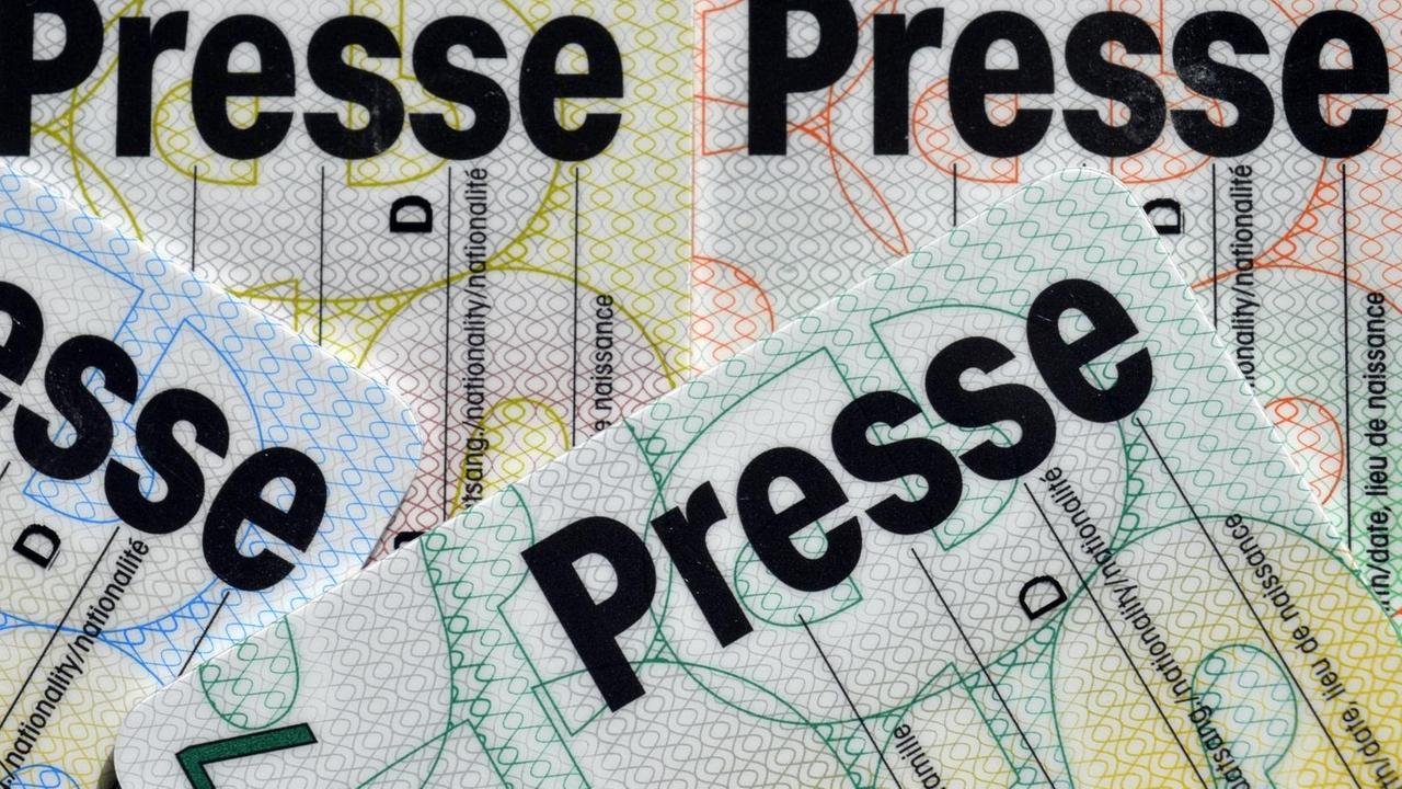 Mehrere Presseausweise liegen übereinander Mehrere Presseausweise liegen übereinander