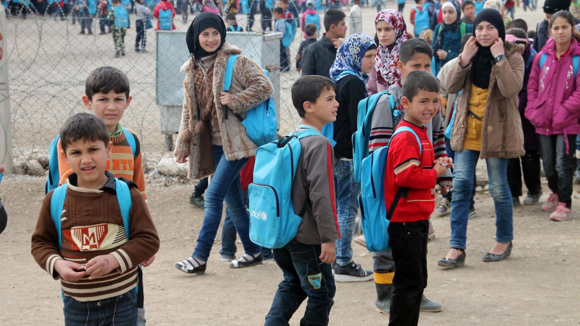 Schulkinder stehen am 03.03.2015 vor der Schule im Camp in Kahramanmaras. Schulkinder stehen am 03.03.2015 vor der Schule im Camp in Kahramanmaras.