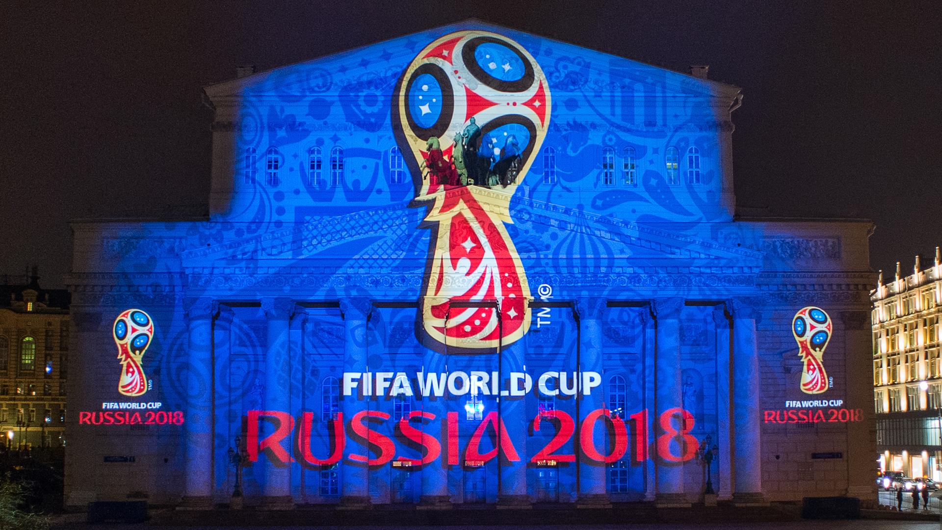 Das Logo der Fußball-WM 2018 in Russland wird auf die Fassade des Bolschoi-Theaters in Moskau projiziert. Das Logo der Fußball-WM 2018 in Russland wird auf die Fassade des Bolschoi-Theaters in Moskau projiziert.