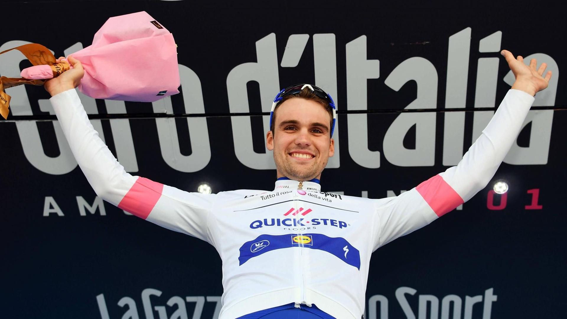 Maximilian Schachmann jubelt auf dem Siegerpodest beim Giro d'Italia. Maximilian Schachmann jubelt auf dem Siegerpodest beim Giro d'Italia.
