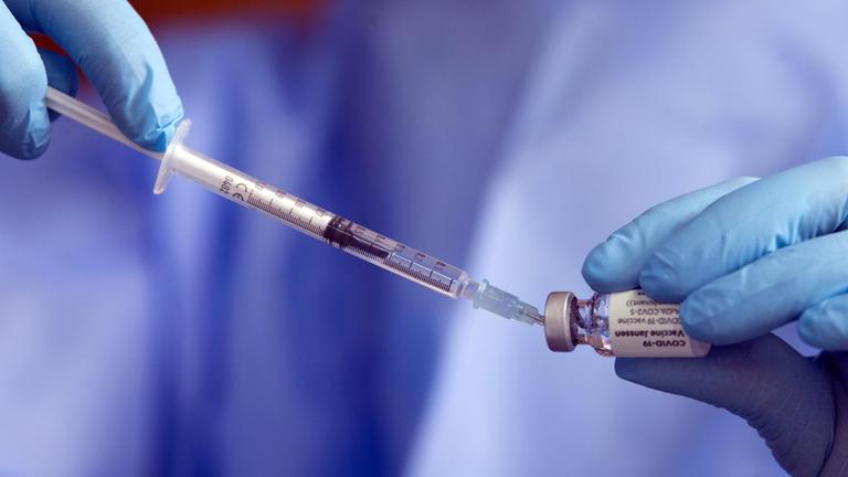 Amelie Fromen, Impfärztin des Düsseldorfer Impfzentrums, zieht eine Spritze mit dem Impfstoff von Johnson & Johnson auf. In Nordrhein-Westfalen sind weitere Wohnungslose gegen Corona geimpft worden.