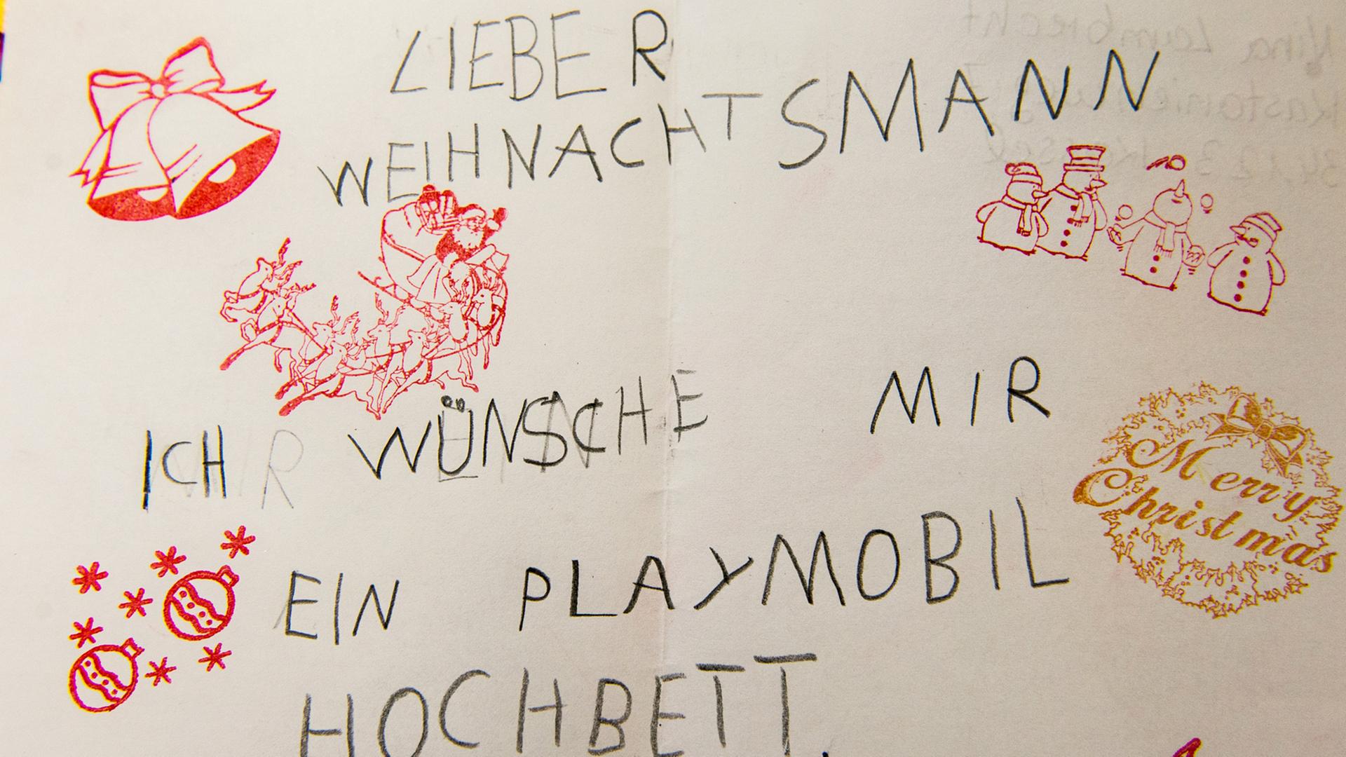 "Lieber Weihnachtsmann ich wünsche mir ein Playmobil Hochbett", steht auf einem Wunschzettel im Weihnachtspostamt im Hildesheimer Stadtteil Himmelsthür (Niedersachsen). "Lieber Weihnachtsmann ich wünsche mir ein Playmobil Hochbett", steht auf einem Wunschzettel im Weihnachtspostamt im Hildesheimer Stadtteil Himmelsthür (Niedersachsen).