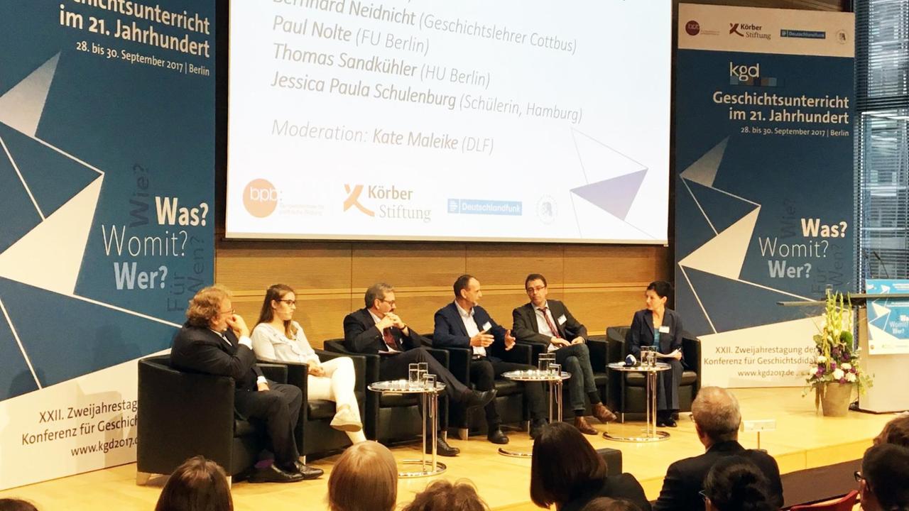 Podiumsdiskussion auf der Konferenz für Geschichtsdidaktik in Berlin am 28. September 2017. Podiumsdiskussion auf der Konferenz für Geschichtsdidaktik in Berlin am 28. September 2017.