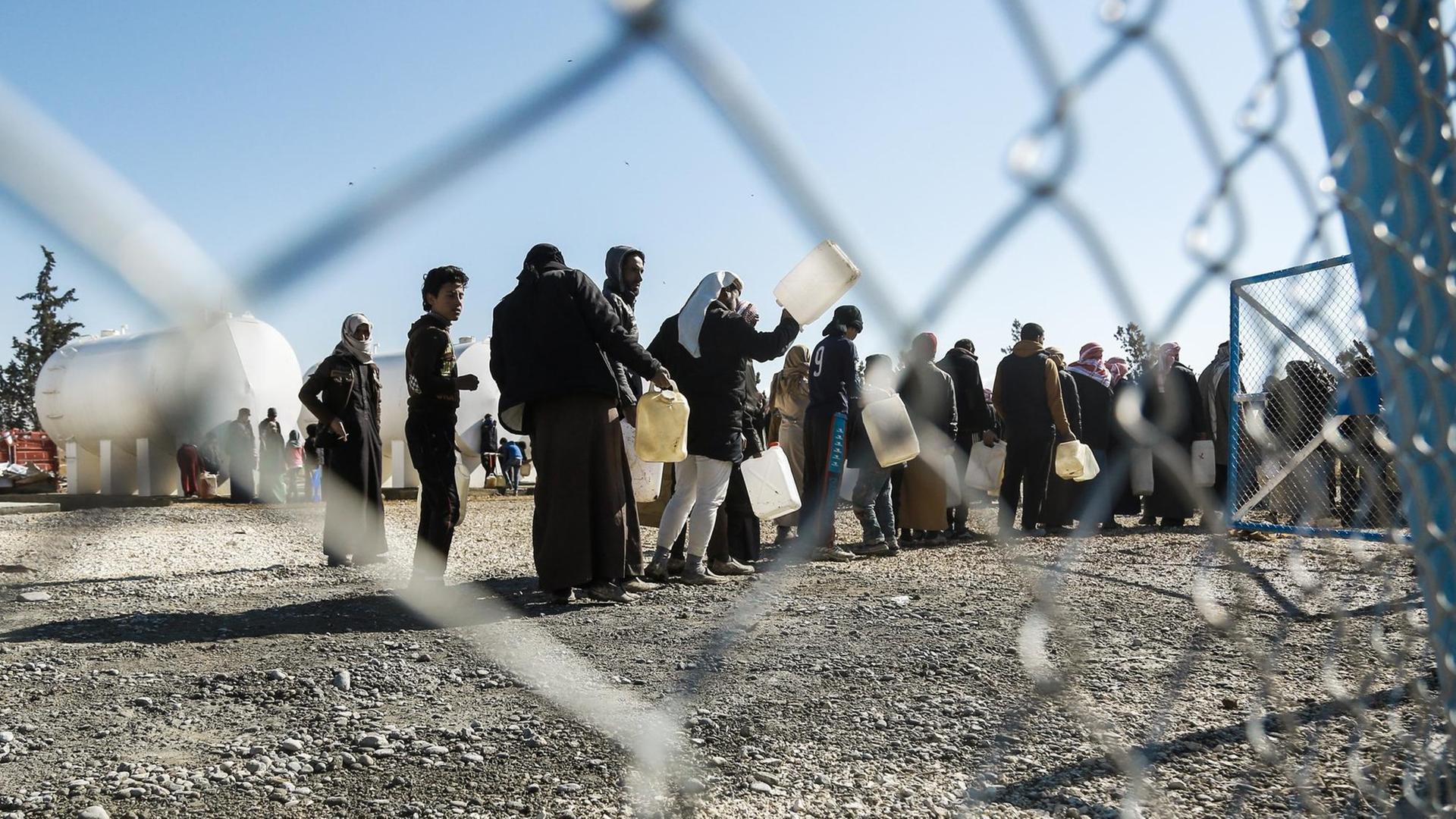 Flüchtlinge stehen in einem UNO-Lager im Irak Schlange, um Benzin zum Heizen zu bekommen. Flüchtlinge stehen in einem UNO-Lager im Irak Schlange, um Benzin zum Heizen zu bekommen.