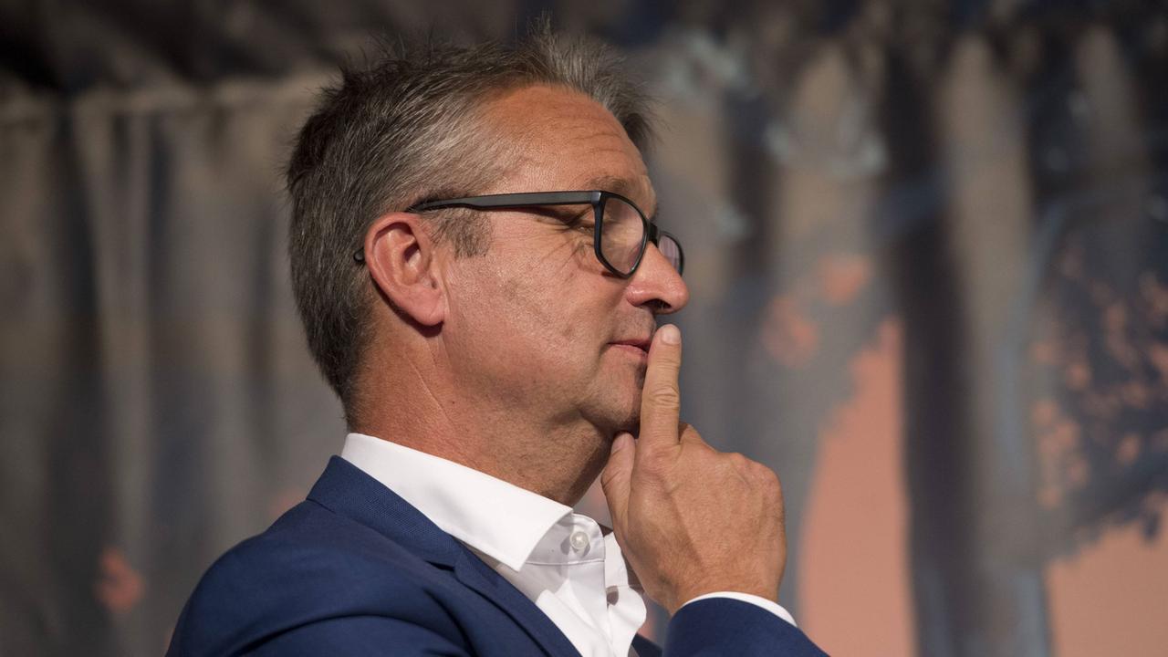 Seitenansicht des Journalisten Gabor Steingart auf einer Bühne Seitenansicht des Journalisten Gabor Steingart auf einer Bühne