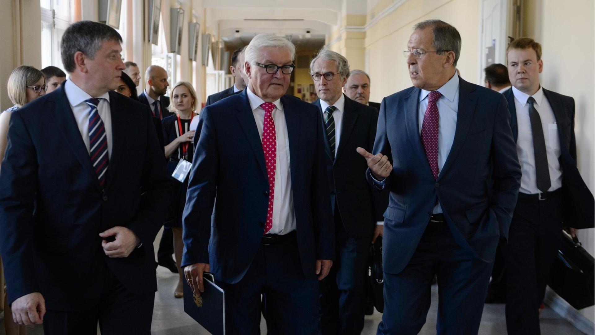 Die Außenminister Deutschlands und Russlands, Steinmeier und Lawrow, bei einem gemeinsamen Besuch in der Universität von Jekaterinburg. Die Außenminister Deutschlands und Russlands, Steinmeier und Lawrow, bei einem gemeinsamen Besuch in der Universität von Jekaterinburg.