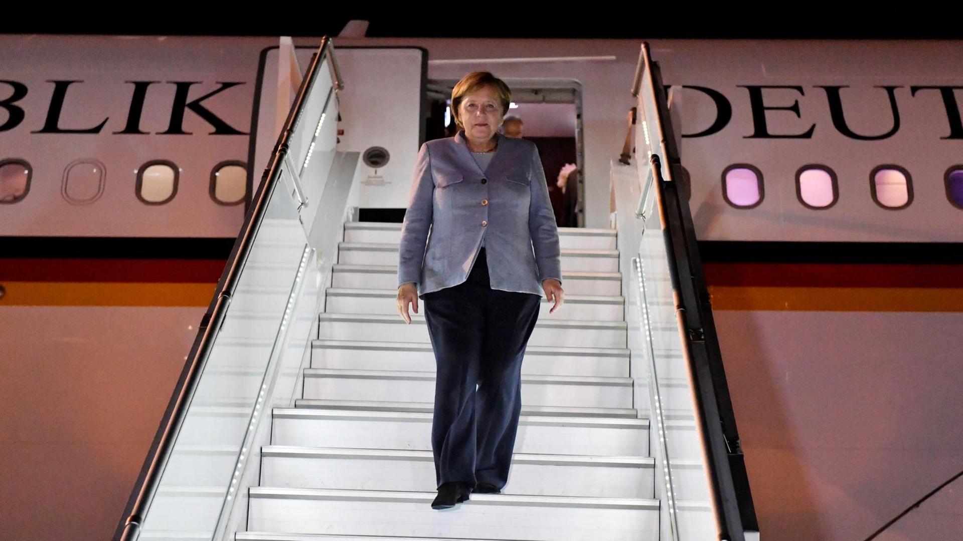 Bundeskanzlerin Anglea Merkel bei ihrer Ankunft am Flughafen von Abidjan, Elfenbeinküste. Dort findet der EU-Afrika-Gipfel statt.