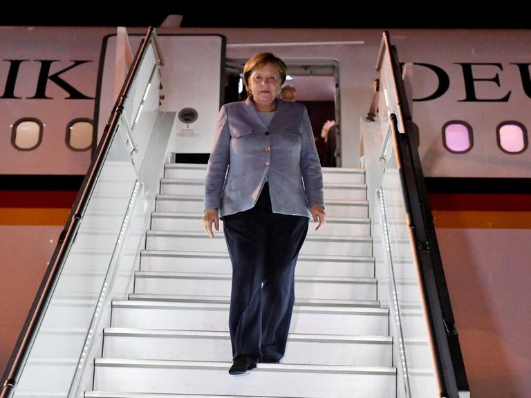 Bundeskanzlerin Anglea Merkel bei ihrer Ankunft am Flughafen von Abidjan, Elfenbeinküste. Dort findet der EU-Afrika-Gipfel statt.