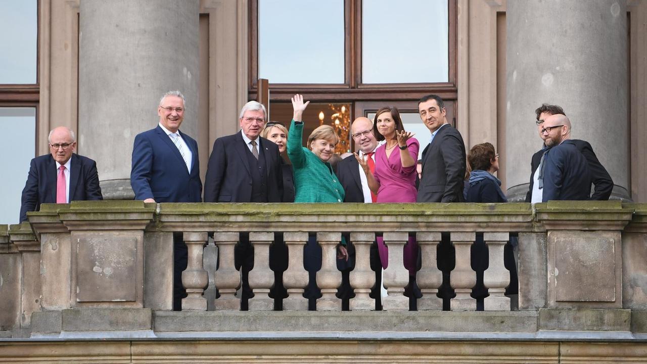 Bundeskanzlerin Angela Merkel auf dem Balkon der Parlamentarischen Gesellschaft in Berlin mit Katrin Göring-Eckardt, Fraktionsvorsitzende der Grünen im Bundestag und mit Grünen-Chef Cem Özdemir (4.v.r). Die anderen von links nach rechts: Unions-Fraktionschef Volker Kauder, der bayerische Innenminister Joachim Herrmann (CSU), Volker Bouffier (CDU), Ministerpräsident von Hessen, Grünen-Chefin Simone Peter, Peter Altmaier (CDU), Chef des Bundeskanzleramts, CDU-Generalsekretär Peter Tauber. Bundeskanzlerin Angela Merkel auf dem Balkon der Parlamentarischen Gesellschaft in Berlin mit Katrin Göring-Eckardt, Fraktionsvorsitzende der Grünen im Bundestag und mit Grünen-Chef Cem Özdemir (4.v.r). Die anderen von links nach rechts: Unions-Fraktionschef Volker Kauder, der bayerische Innenminister Joachim Herrmann (CSU), Volker Bouffier (CDU), Ministerpräsident von Hessen, Grünen-Chefin Simone Peter, Peter Altmaier (CDU), Chef des Bundeskanzleramts, CDU-Generalsekretär Peter Tauber.