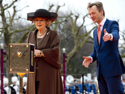 Königin Beatrix und Museumsdirektor Wim Pijbes bei der Wiedereröffnung des Rijksmuseums Amsterdam Königin Beatrix und Museumsdirektor Wim Pijbes bei der Wiedereröffnung des Rijksmuseums Amsterdam