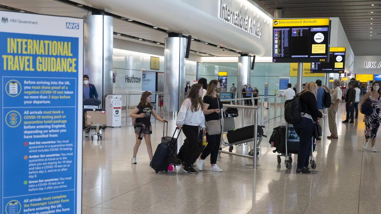 Das Foto zeigt Passagiere am Flughafen Heathrow in London im Juni 2021.