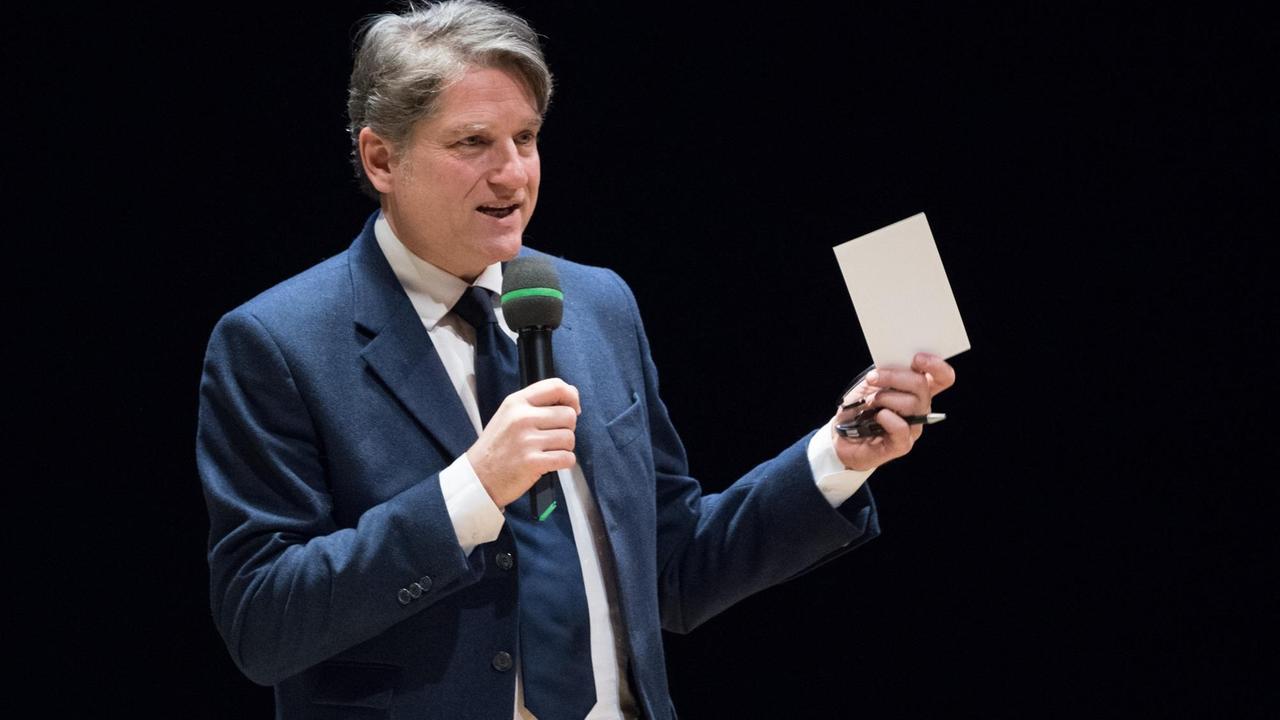 Journalist Jakob Augstein moderiert die Verleihung des 10. Internationalen Friedenspreis in der Semperoper. Journalist Jakob Augstein moderiert die Verleihung des 10. Internationalen Friedenspreis in der Semperoper.