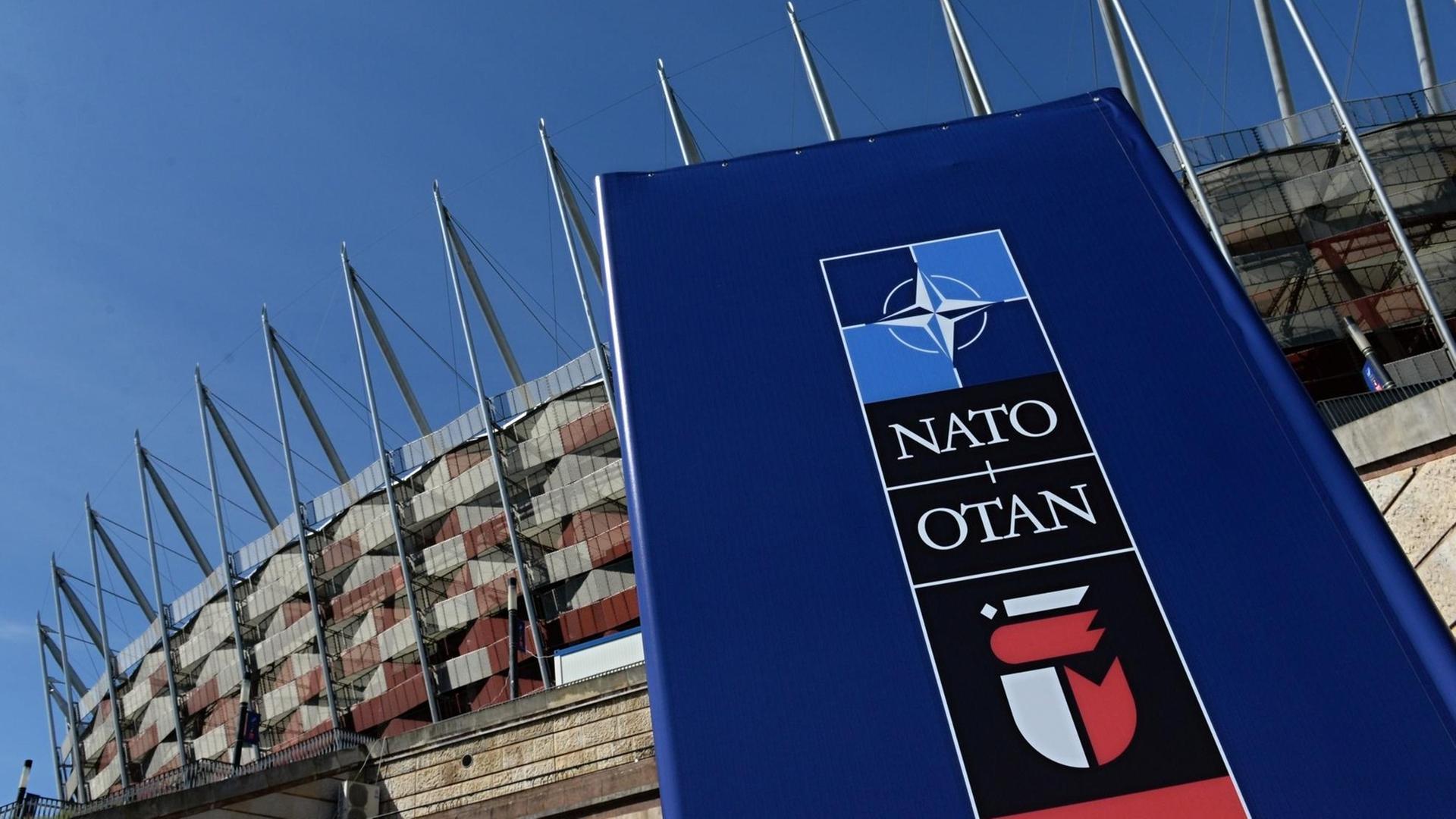 Ein Schild mit der Aufschrift Nato vor dem Stadion in Polens Hauptstadt Warschau Ein Schild mit der Aufschrift Nato vor dem Stadion in Polens Hauptstadt Warschau