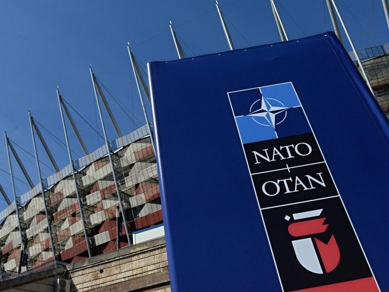 Ein Schild mit der Aufschrift Nato vor dem Stadion in Polens Hauptstadt Warschau