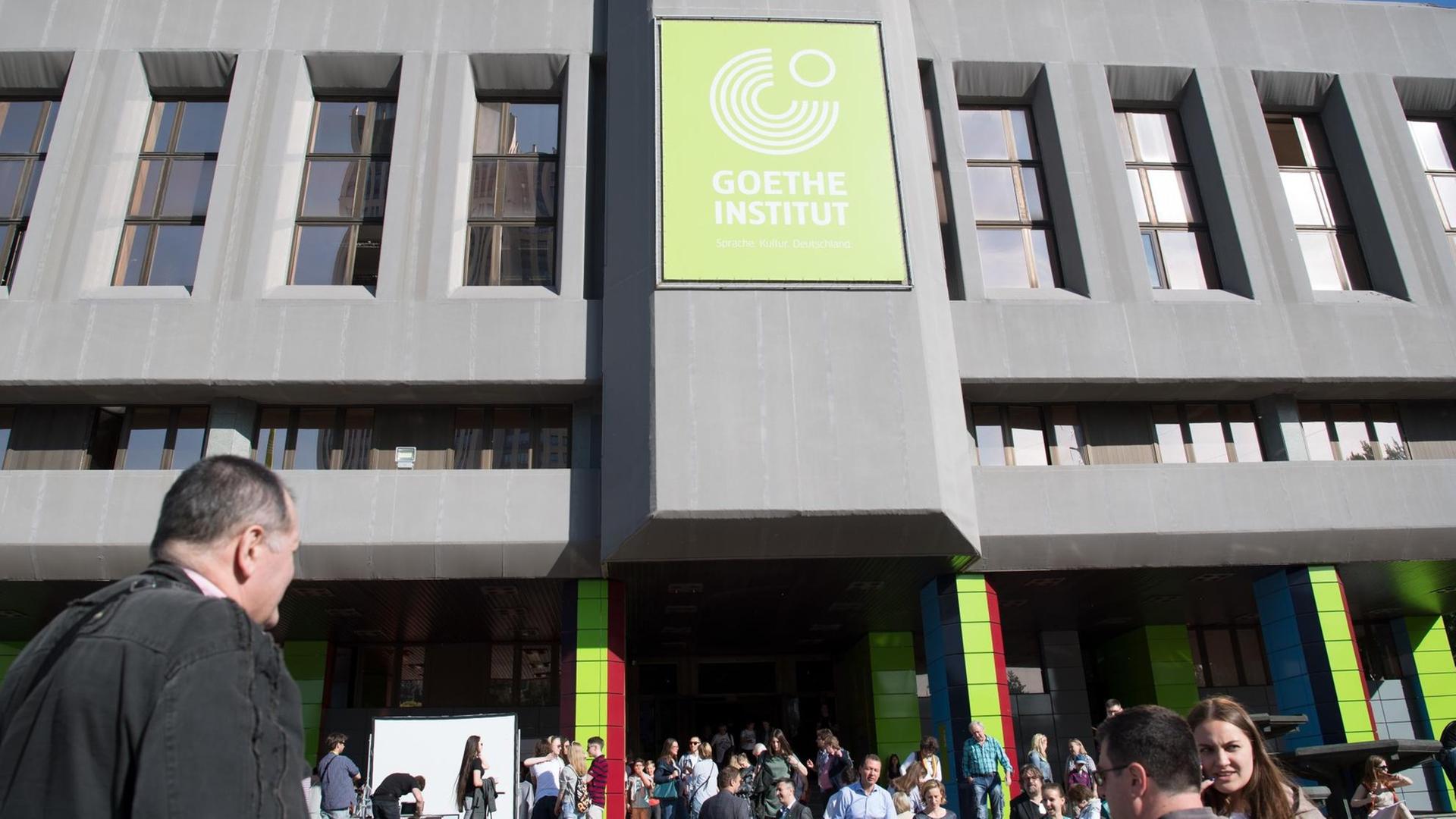 Das Foto zeigt das Goethe-Institut in Moskau. Vor dem Gebäude stehen und gehen Menschen. Das Foto zeigt das Goethe-Institut in Moskau. Vor dem Gebäude stehen und gehen Menschen.