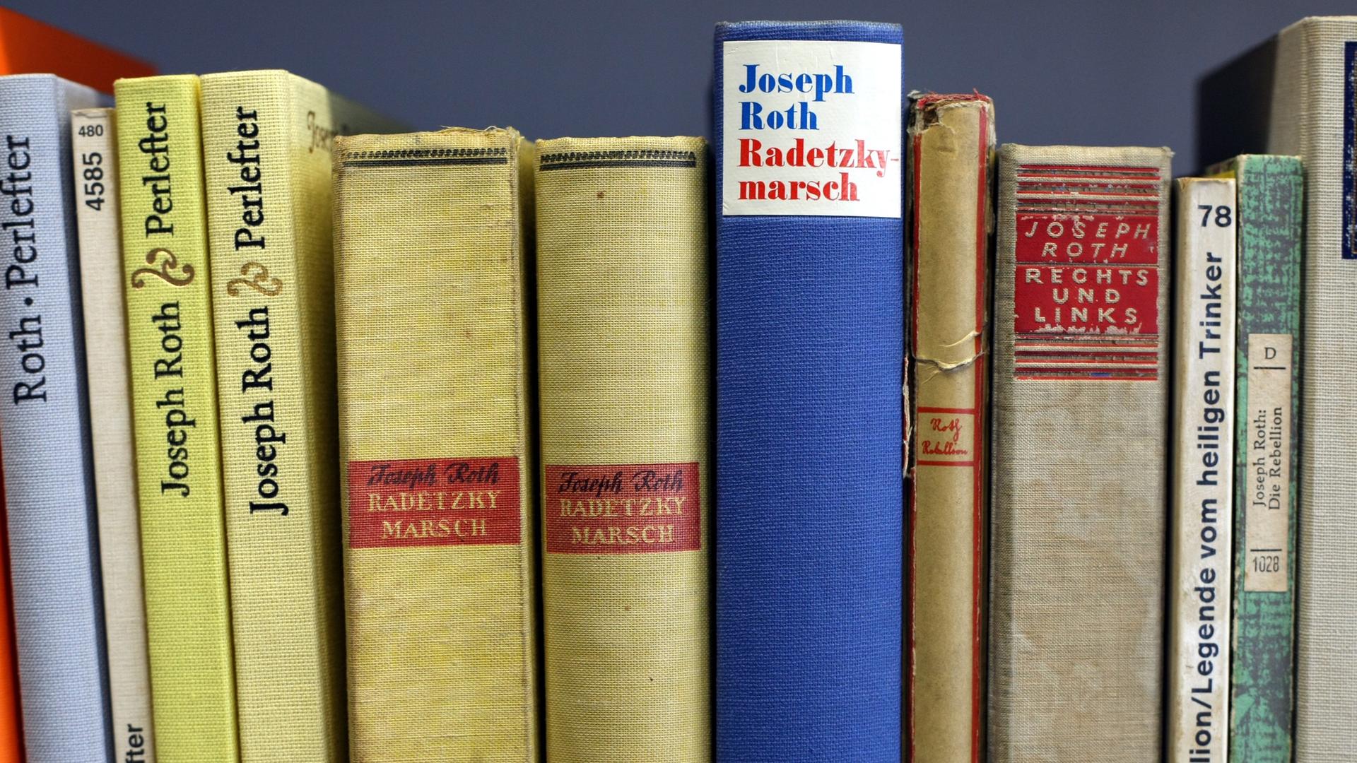 Bücher des Autors Joseph Roth in der Universität Augsburg (Schwaben) in der "Bibliothek der verbrannten Bücher". Bücher des Autors Joseph Roth in der Universität Augsburg (Schwaben) in der "Bibliothek der verbrannten Bücher".
