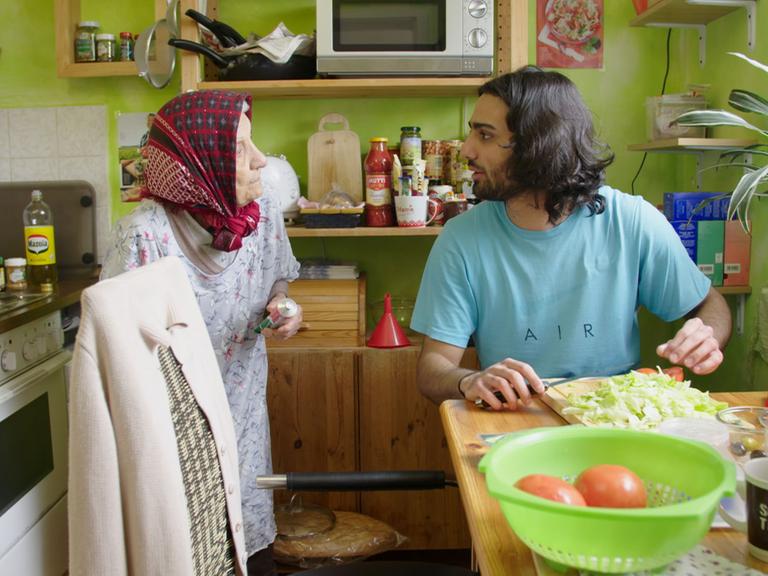 Szene aus der Generationen-Langzeitbeobachtung "20-40-60: Unser Leben!" des ZDF: Der 20-jährige Ehsan ist mit seiner 93-jährigen Großmutter, mit der er gemeinsam in einer Wohnung lebt, in der Küche zu sehen.