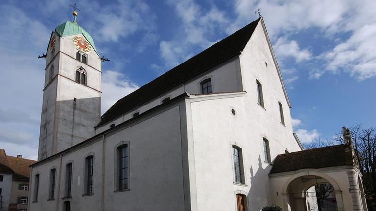 Blick auf die weiße, mächtige Kirche mit barockem Kirchturm. Blick auf die weiße, mächtige Kirche mit barockem Kirchturm.