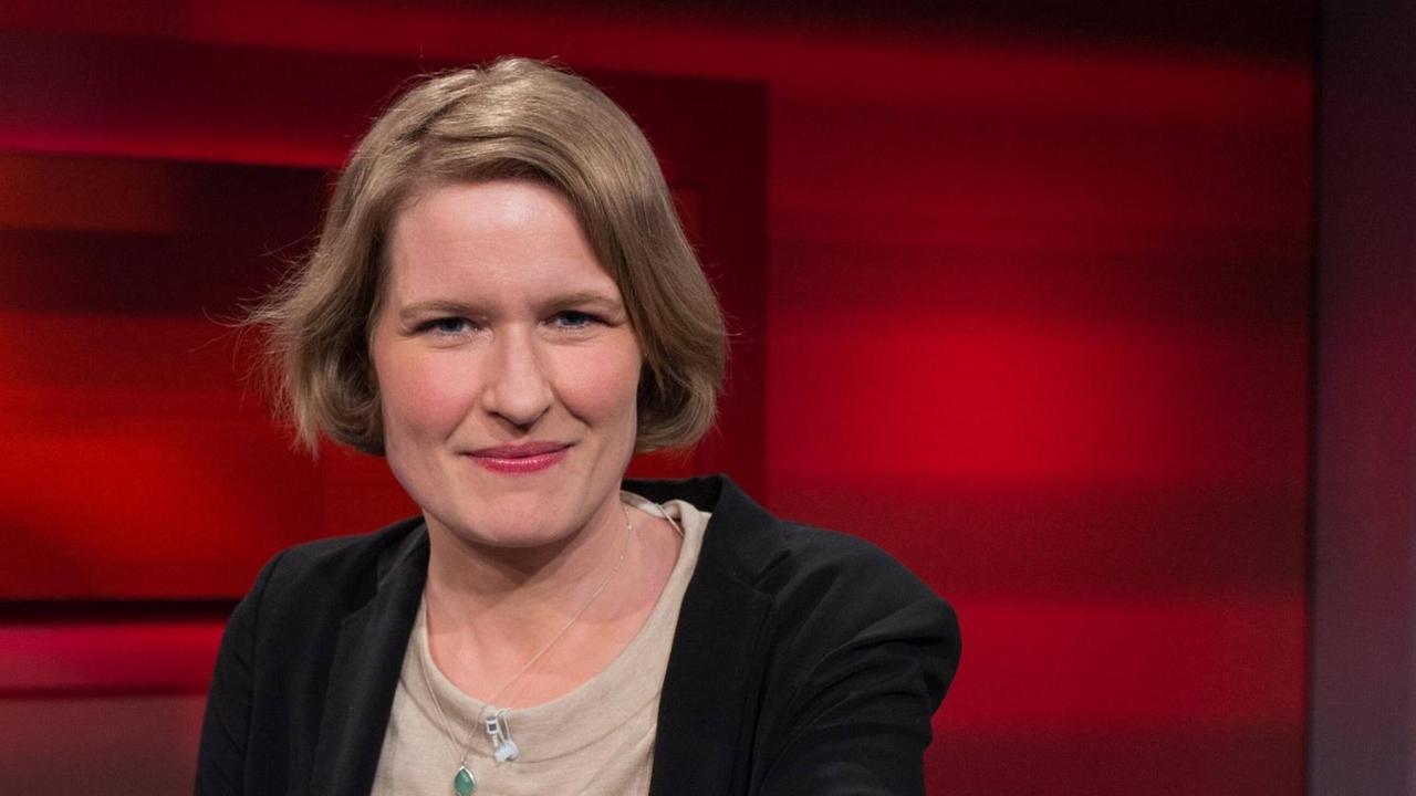 Porträt der Feministin und Publizistin Stefanie Lohaus. Porträt der Feministin und Publizistin Stefanie Lohaus.