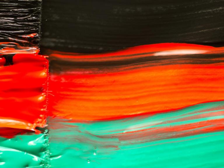 Pinsel mit den Farben schwarz, rot, grün - passend zu den Parteien CDU, SPD und Grüne.