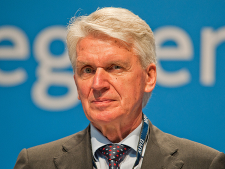 Der Bundesvorsitzende der Mittelstands- und Wirtschaftsvereinigung von CDU/CSU (MIT), Josef Schlarmann, in der Stadthalle in Deggendorf