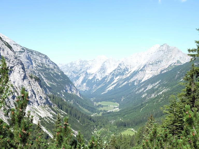 Blick in das Karwendeltal auf dem Weg zum Karwendelhaus