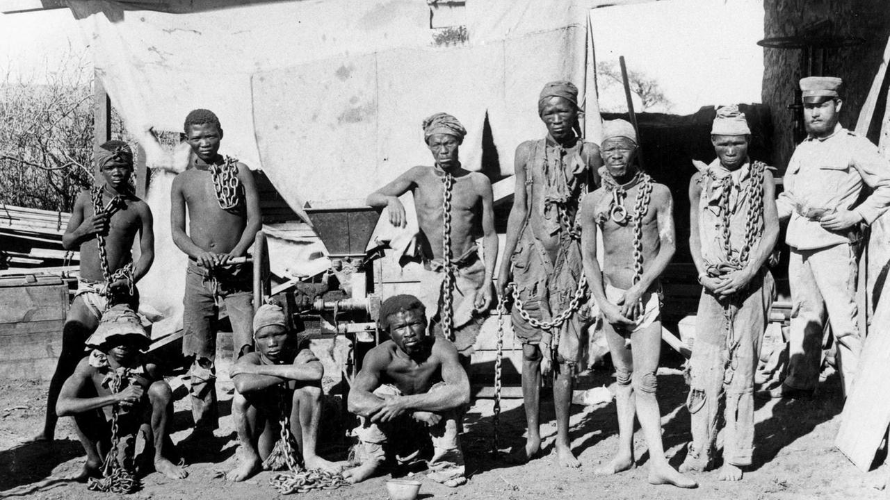 Herero- und Nama-Gefangene um 1904 im heutigen Namibia. Herero- und Nama-Gefangene um 1904 im heutigen Namibia.