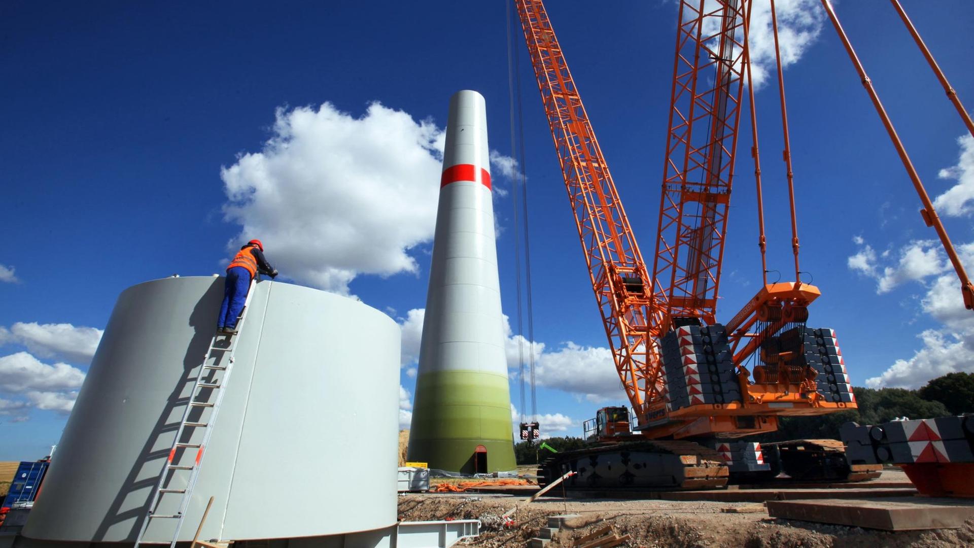 Mit einem riesigen Kran wird der Betonturm für eine Windkraftanlage östlich von Schönberg (Nordwestmecklenburg) errichtet. Mit einem riesigen Kran wird der Betonturm für eine Windkraftanlage östlich von Schönberg (Nordwestmecklenburg) errichtet.