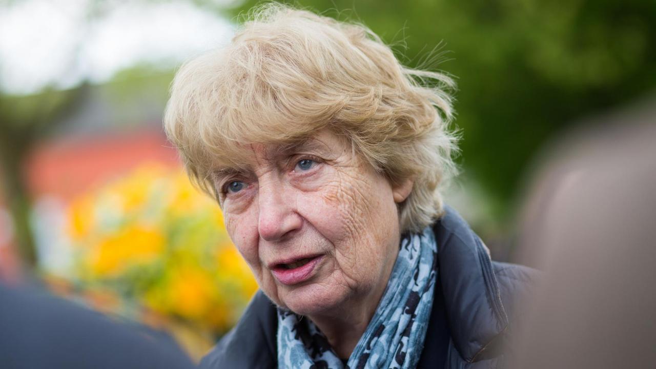 Barbara John, Ombudsfrau für die Opfer der NSU, spricht am 25.04.2017 bei der Gedenkfeier zum 10. Todestag der ermordeten Polizistin Michele Kiesewetter auf der Theresienwiese in Heilbronn (Baden-Württemberg) mit Journalisten. Foto: Christoph Schmidt/dpa | Verwendung weltweit Barbara John, Ombudsfrau für die Opfer der NSU, spricht am 25.04.2017 bei der Gedenkfeier zum 10. Todestag der ermordeten Polizistin Michele Kiesewetter auf der Theresienwiese in Heilbronn (Baden-Württemberg) mit Journalisten. Foto: Christoph Schmidt/dpa | Verwendung weltweit