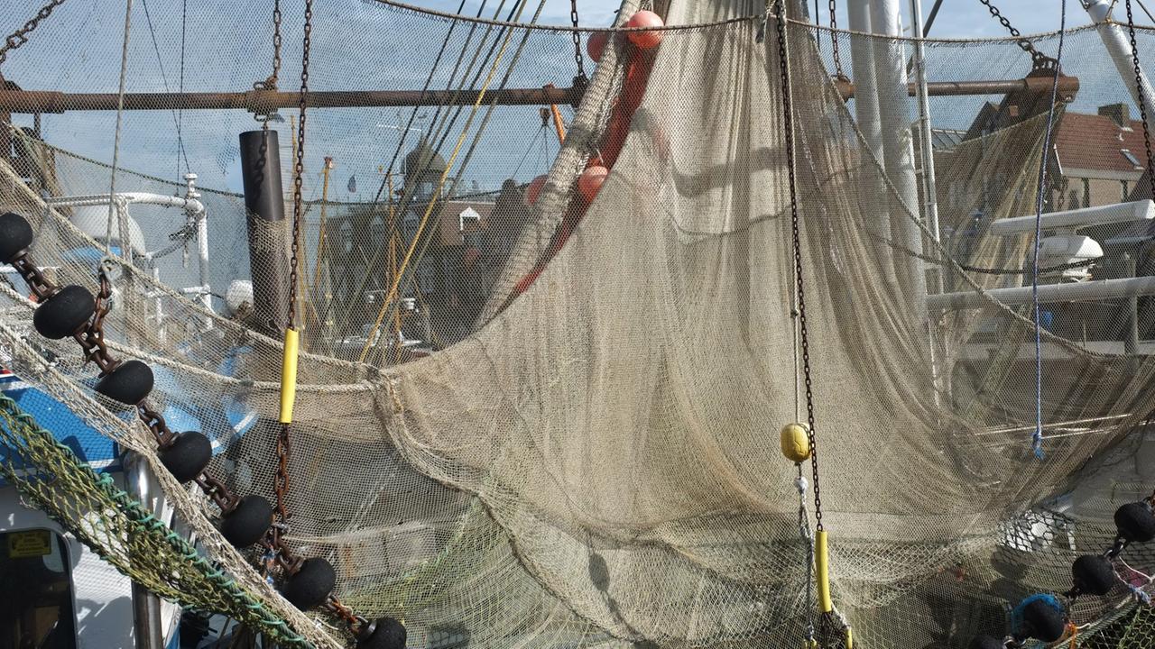 Ein Fangnetz ist auf einem Fischkutter aufgehängt. Ein Fangnetz ist auf einem Fischkutter aufgehängt.