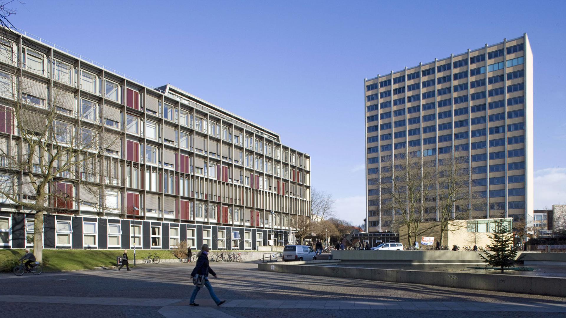 Universität Hamburg mit dem so genannten Philosophenturm (rechts) - das Lehrgebäude ist derzeit gesperrt. Universität Hamburg mit dem so genannten Philosophenturm (rechts) - das Lehrgebäude ist derzeit gesperrt.